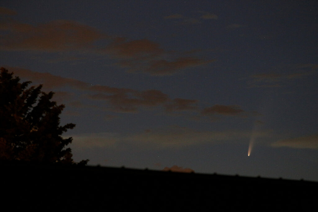 Komet C/2020 F3 (NEOWISE) über Darmstadt am 10.7.2020 um 3:30 MESZ, Canon EOS6D und Leica Elmarit-R 180 mm
