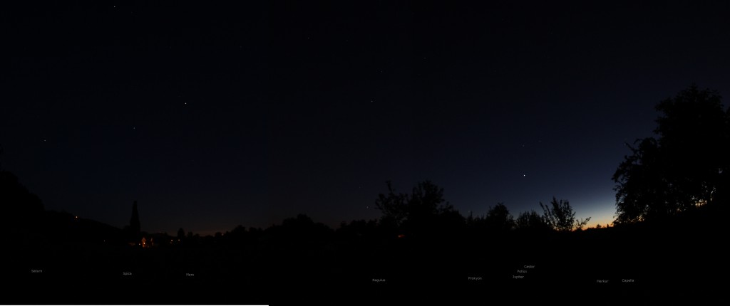 Panorama-Aufnahme mit vier gleichzeitig sichtbaren Planeten, zusammengesesetzt aus drei Einzelaufnahmen. Ort: Darmstadt-Eberstadt, Zeit: 22:45, Kamera Canon EOS 600D mit Sigma 10 mm F2.8 EX DC, ISO 800, Belichtungszeit 1 s, Blende 2.8