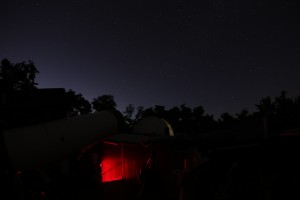 Blick über die Beobachtungsplattform der Starkenburg-Sternwarte. Im Hintergrund die Kuppel mit dem 19-Zoll-Newton, Canon EOS6D, f/5, Sigma EX-DG 15 mm Fisheye, ISO 2000, 10 s