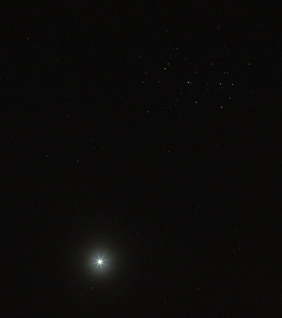 Venus und M45 (Plejaden) am 10. April 2015 um 21:43 MESZ, Canon EOS 600D, Leica Elmarit 180, ISO 3200 f/4, 1.3 Sekunden