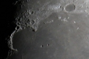 Sinus Iridum und westliches Mare Imbrium mit Montes Recti und den Kratern Helicon und Leverrier. Rechts oben die Wallebene Plato. Der Krater Laplace F, in dessen Nähe Chang'E-3 landete, ist schwach auszumachen. Wenn man von der Mitte der Montes Recti zum Krater Leverrier herunter eine Linie zieht und diese in drei gleichlange Stücke unterteilt, wäre Laplace F am ersten Teilstrich von Norden.