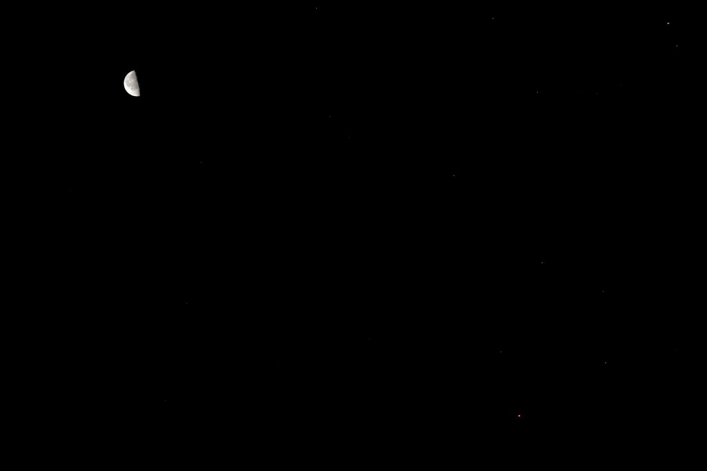 Kompositaufnahme des abnehmenden Halbmonds zusammen mit Saturn und dem Skorpion am 13.3.2015, 4:40 MEZ, Canon EOS 600D, Leica Summicron 90 und TS-Optics TSAPO65Q 65/420 Quadruplet Apochromat