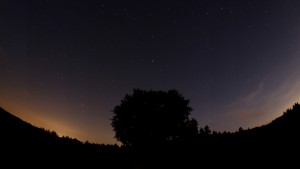 Überflug von Envisat über Mühltal-Frankenhausen am 18.7.2014, 23:14-23:20 MESZ, Komposit aus 10 Einzelaufnahmen, Canon EOS 600D mit Sigma EX 10mm, ISO 800, f2.8, je 15 s