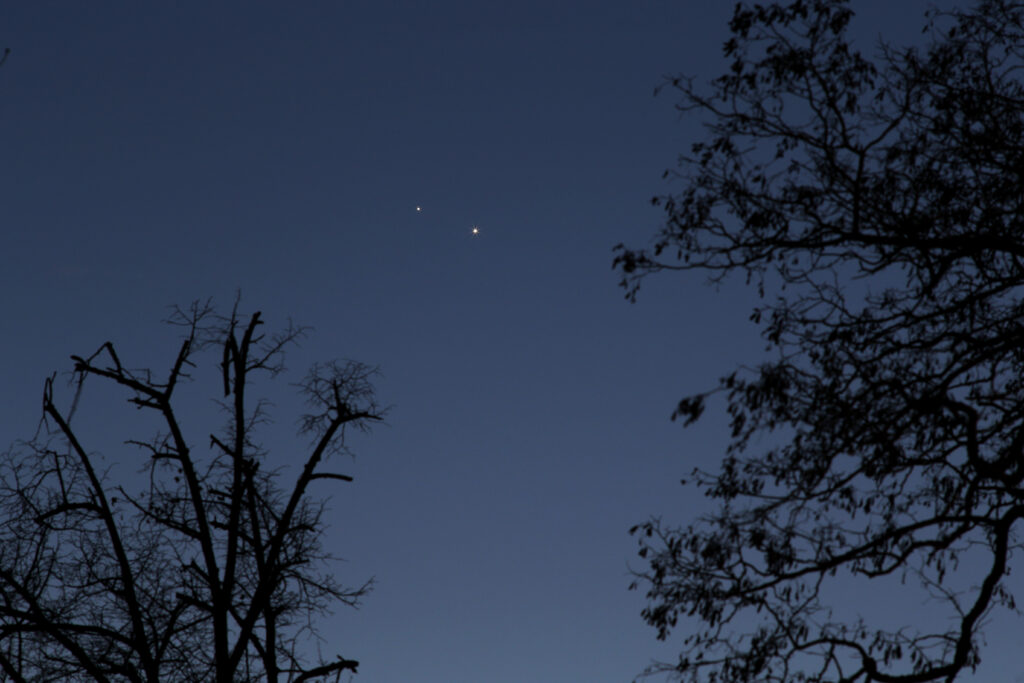 Enge Konjunktion von Jupiter und Venus am Abend des 1.3.2023, ca. 18:55 MEZ. Canon EOS6D mit Leica Elmarit-R 180, f/8, 1 Sekunde, ISO 800, Quelle: Michael Khan, Darmstadt