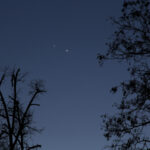 Enge Konjunktion von Jupiter und Venus am Abend des 1.3.2023, ca. 18:55 MEZ. Canon EOS6D mit Leica Elmarit-R 180, f/8, 1 Sekunde, ISO 800, Quelle: Michael Khan, Darmstadt