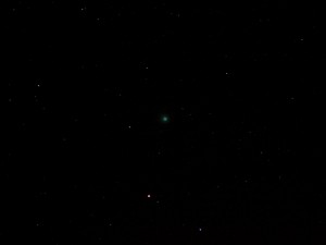 Komet C/2014 Q2 (Lovejoy) über Darmstadt am 14.1.2015, 21:58 MEZ, Canon EOS 600D mit Leica Vario-Elmar 70-210 mm, Brennweite 210 mm, ISO 6400, f4, 3.2 Sekunden