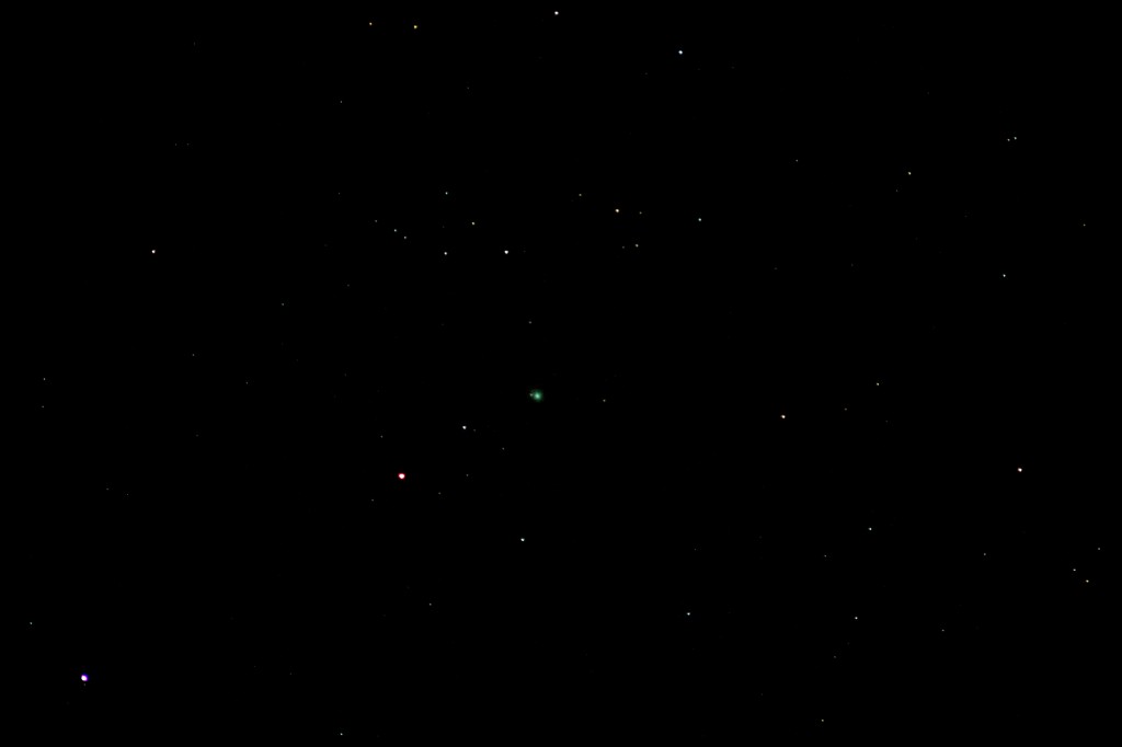 Komet C/2014 Q2 (Lovejoy) über Darmstadt am 23.1.2015, 21:52 MEZ. Canon EOS 600D mit Leica Vario-Elmar 70-210 ISO 6400, Brennweite 210 mm, f4, 1 Sekunde Belichtungszeit 1.6 Sekunden