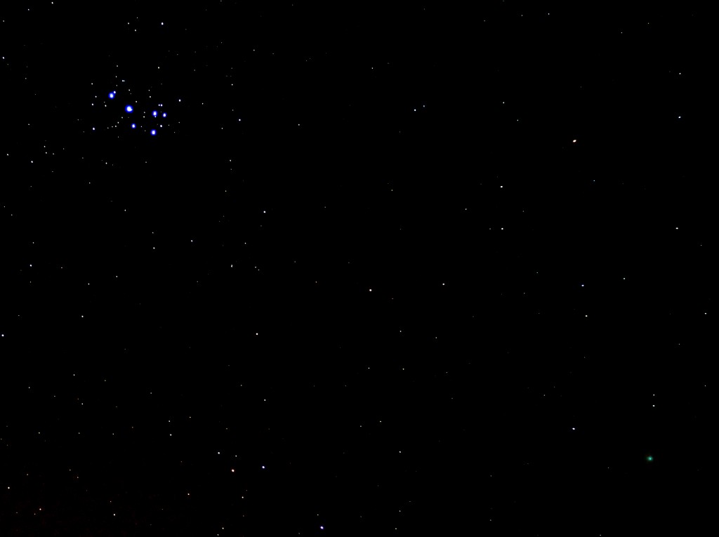 M45 (Plejaden) und Komet C/2014 Q2 (Loveloy) am 21.1.2015, 00:28 MEZ, C anon EOS 600D, Leica Summicron 50/2, ISO 6400, f2, 4 Sekunden Belichtungszeit