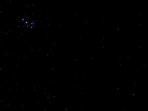 M45 (Plejaden) und Komet C/2014 Q2 (Loveloy) am 21.1.2015, 00:28 MEZ, C anon EOS 600D, Leica Summicron 50/2, ISO 6400, f2, 4 Sekunden Belichtungszeit
