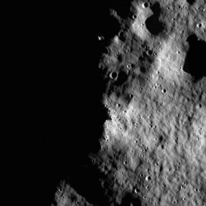 Ausschnitt der ersten Aufnahme M101013931 der Kamera LROC, die einen Teil des Rands und des Inneren vom Krater Schackleton zeigt, Quelle: NASA/GSFC/Arizona State University