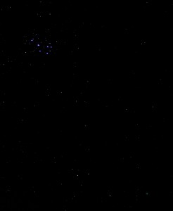 Die Plejaden und Komet Lovejoy über Darmstadt am 19.3.2015 um 00:34 MEZ. Canon 600D mit Leiva Vario-Elmar 70-210, ISO 6400, 70 mm, f4, 4 Sekunden