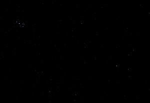M45, Aries und Komet C/2014 Q2 (Lovejoy) am 23.1.2015, 21:48 MEZ, Canon EOS 600D mit Leica Summicron 50/2, ISO 6400, f2, 1 Sekunde Belichtungszeit