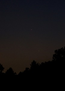 Mars und Antares über Darmstadt am 1.10.2014, 20:09 MESZ, Canon EOS 600D mit Canon EFS 55-250 mm Telezoom, Brennweite 55 mm, ISO 3200, f/4, 1 Sekunde Belichtungszeit