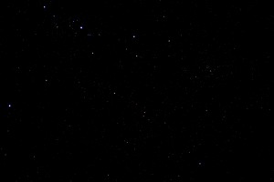 Übersichtsaufnahme am 14.2.2015, 22:54 MEZ, mit Mel 20, h und Chi Per sowie am unteren Bildrand Komet C/2014 Q2 (Lovejoy), Canon EOS 600D mit Leica Summicron 50 mm, ISO 3200, 2 Sekunden Belichtungszeit