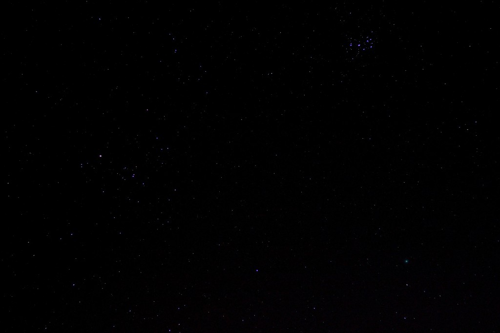 Mel 25 (Hyaden) mit Aldebaran, M45 (Plejaden) und Komet C/2014 Q2 (Lovejoy) über Darmstadt am 14.1.2015, 21:48 MEZ, Canon EOS 600D mit Leica Summicron 50/2, ISO 6400, Brennweite 50 mm, f4, 2 Sekunden Belichtungszeit