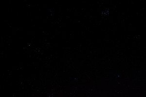 Mel 25 (Hyaden) mit Aldebaran, M45 (Plejaden) und Komet C/2014 Q2 (Lovejoy) über Darmstadt am 14.1.2015, 21:48 MEZ, Canon EOS 600D mit Leica Summicron 50/2, ISO 6400, Brennweite 50 mm, f4, 2 Sekunden Belichtungszeit