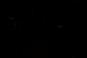 Die Hyaden (Mel 25) mit Aldebaran, die Plejaden (M45) und Komet C/2014 Q2 (Lovejoy) am 19.1.2015 um 00:25 MEZ, Canon EOS 600D, Leica Summicron 50/2, ISO 6400, f2, 1.3 Sekunden