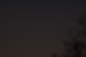 Merkur, dicht darüber der Stern HIP 110009 und rechts oben Ancha (Thea Aqr) am 4.2.2014, 18:26 MEZ von Darmstadt aus fotografiert. Teleskop: 70/420 ED Apochromat, Kamera Canon EOS 1000D, Belichtungszeit 1/3 s bei ISO 800
