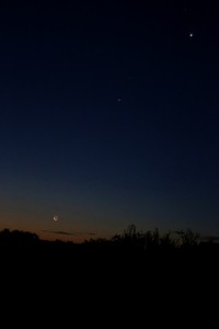 Konjunktion von (von links unten nach rechts oben) Merkur, abnehmendem Mond, Jupiter, Mars, Venus und Regulus (Alpha Leonis), Darmstadt, 11. Oktober 2015, 6:36, Canon EOS6D, Leica Summicron-R 50 mm, ISO 10000, f/4, 1 Sekunde