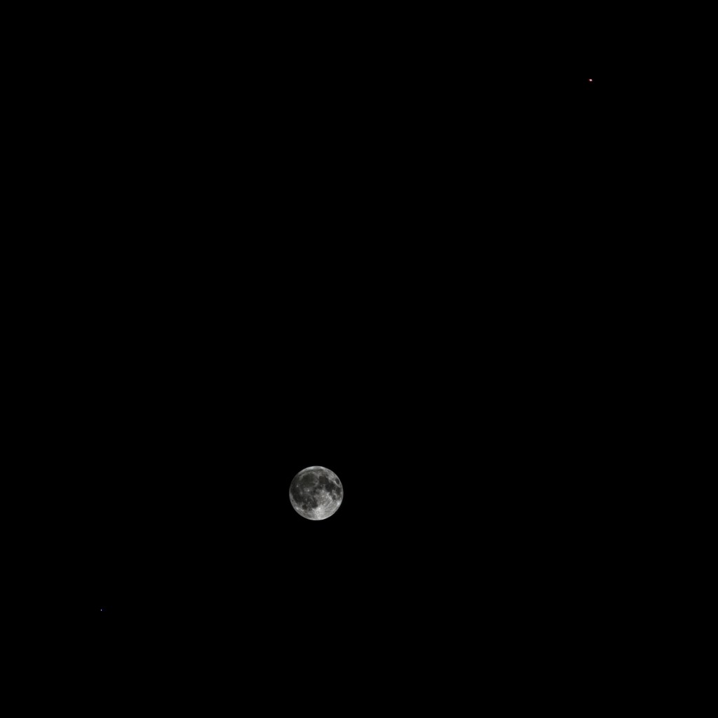 Kompositaufnahme vom Vollmond mit Mars und Spica am frühen Morgen des 15.4.2014