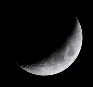 Zunehmender Mond über Darmstadt am 4.2.2014, 19:24 MEZ, Teleskop 70/420 Apochromat, Kamera Canon EOS 1000D, ISO 200, 1/125 s