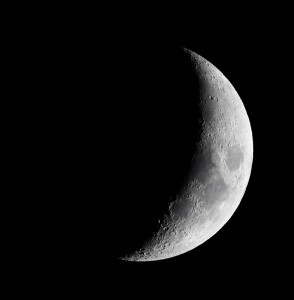 Der Mond aus Darmstadt am 4.5.2014. 65/420 Quadruplet Apochromat, Canon EOS 600D, ISO 800, 1/250 s