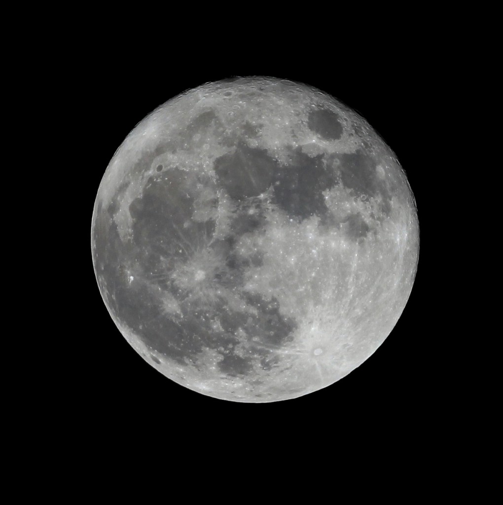 Der Mond über Darmstadt am 5.1.2015, 22:36 MEZ, TS-Optics Quadruplet Apochromat TSAPO65Q, 65/420 mm, Canon EOS 600D, ISO 200, 1/800 s