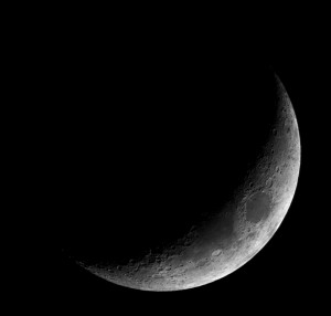 Zunehmender Mond am 5.3.2014 um 19:30 MEZ über Darmstadt. 70/420 ED Apochromat mit 2x Barlow, Canon EOS 1000D, ISO 800, 1/125 s
