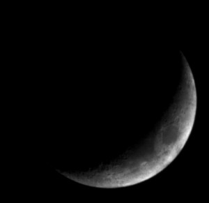 Zunehmender Mond am 5.3.2014 um 19:30 MEZ über Darmstadt. 70/420 ED Apochromat mit 2x Barlow, Canon EOS 1000D, ISO 800, 1/250 s, unscharf wegen Luftunruhe