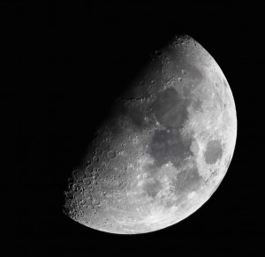 Der Mond über Darmstadt am 9.3.2014, gegen 22:30 MEZ bei Eintritt ins zweite Viertel, achteinhalb Tage nach Neumond. 65/420 Apochromat, Canon EOS 600D, ISO 100, 1/125 s