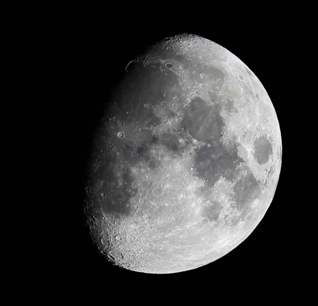 Zunehmender Mond im zweiten Viertel über Darmstadt am 11.3.2014, 23:33 MEZ. 65/420 Apochromat, Canon EOS 600D, ISO 100, 1/80 s. Sehr gutes Seeing.
