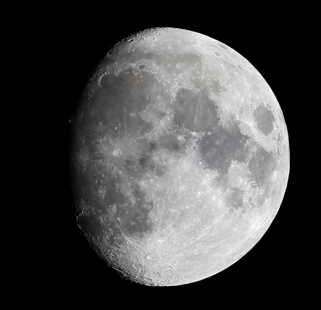 Mond über Darmstadt im dritten Viertel am 12.3.2014, 22:32 MEZ. 65/420 Aprochromat, Canon EOS 600D, ISO 100, 1/125 s