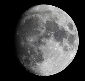 Der Mond über Darmstadt am 13.3.2014, 23:08 MEZ. 65/420 Aprochromat, Canon EOS 600D, ISO 100, 1/125 s