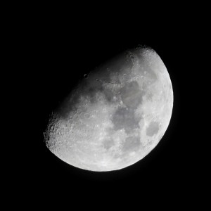 Der zunehmende Mond am Abend des 19.1.2016, 22:26 MEZ. Apoqchromatischer Refraktor TSAPO65Q (420 mm Brennweite, 65 mm Apertur), Canon EOS600D, ISO 800, 1/500 s