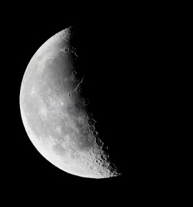 Abnehmender Mond über Darmstadt am 18.8.2014, 04:55 MESZ, TS-Optics Apochromat, 420 mm Brennweite, 65 mm Apertur, Canon EOS600D, ISO 800, 1/250 s