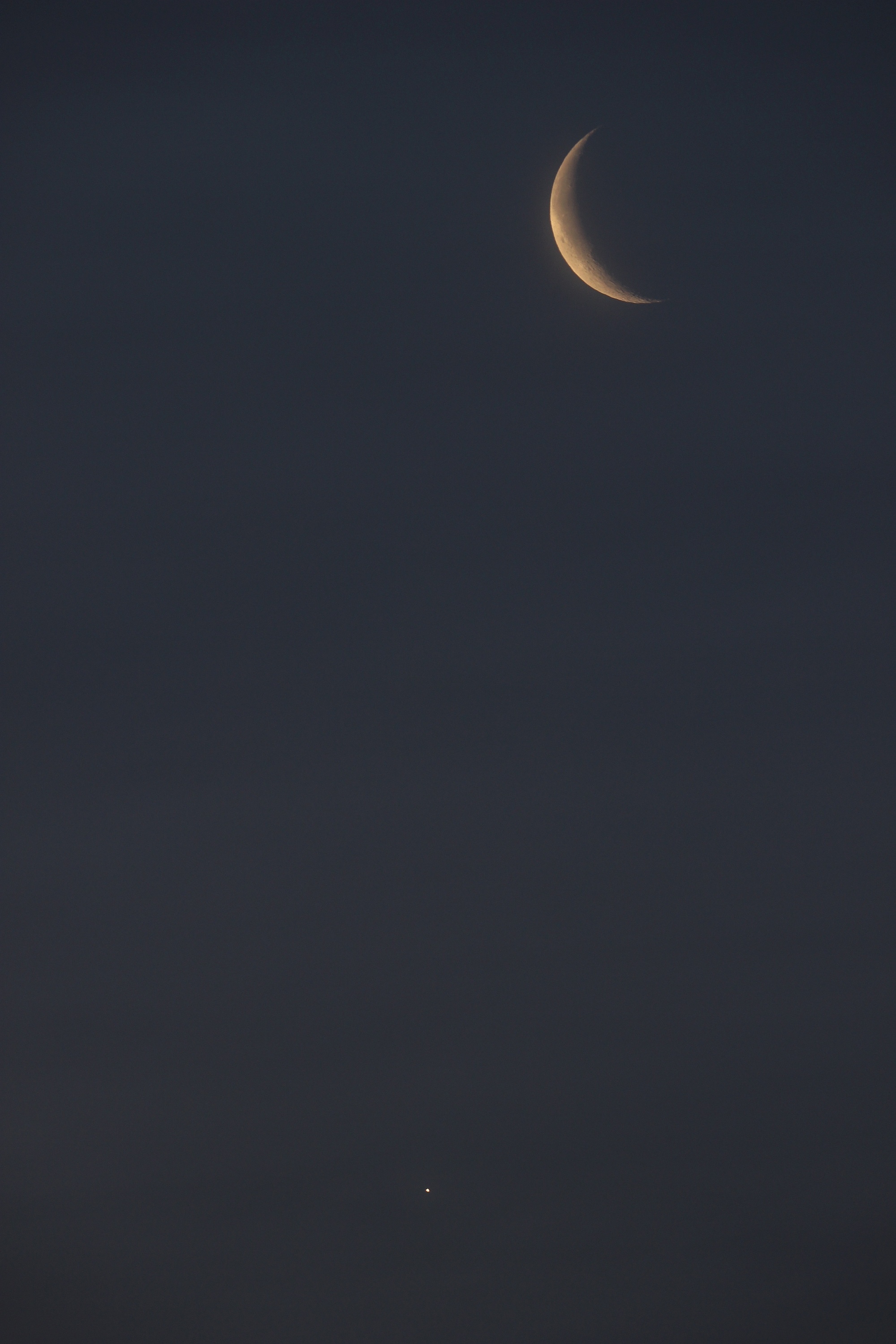 Abnehmende Mondsichel und Venus am 27.3.2014, 5:54 MEZ. 50/330 ED-Apochromat, Canon EOS 600D, ISO 200, 1/30s