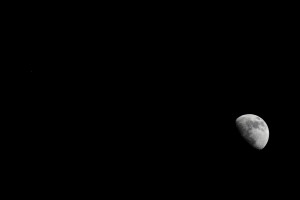 Mond und Mars über Darmstadt am 7.6.2014, 22:18 MESZ (Komposit). Teleskop: 50/330 ED-Apochromat TSED503, Kamera Canon EOS 600D, ISO 800, Mondaufnahme: 1/640 s, Marsaufnahme 1/125 s