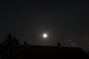 Der Mond, Mars und Spica über Darmstadt am 19.2.2014, 23:58 MEZ, Canon EOS 600D, 55 mm Brennweite, ISO 800, f/5.7, 6 Sekunden