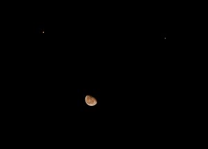 Der Mond, Mars und Spica am 19.2.2014, gegen Mitternacht, Kompositaufnahme aus drei Einzelaufnahmen mit unterschiedlicher Belichtungszeit, Teleskop: 50/330 ED-Doublet, Kamera Canon 600D