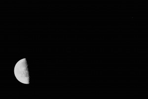 Mond und Saturn im Winkelabstand von etwa 2 Grad, Darmstadt, 22. Feb. 2014, 2:01 MEZ, 65/520 Quadruplet Apochromat, Canon EOS 600D, ISO 100, 1/5 s