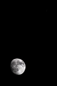 Kompositaufnahme mit zunehmendem Mond und Saturn am 10.6.2014 gegen 22:30 MESZ, Teleskop: TSED503 50/330 ED-Doublet, Kamera Canon EOS 600D, ISO 800, Belichtungszeiten: Mondaufnahme 1/800 s, Saturnaufnahme 1/80 s