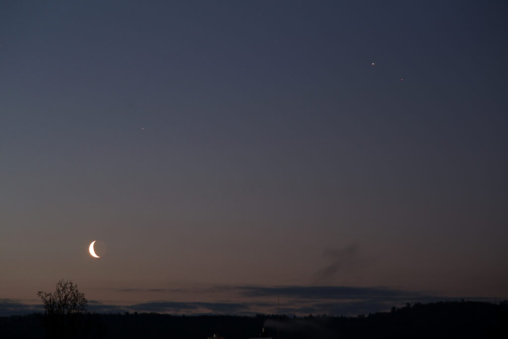 Der Mond, Saturn, Jupiter (mit Io, Europa, Ganymed und Callisto) und Mars am frühen Morgen des 19. März 2020. Canon EOS6D und Leitz Elmarit-R 135mm, ISO 800, f/5.6, 0.8s