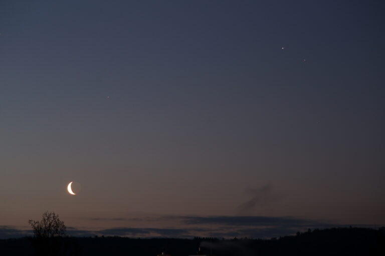 Der Mond, Saturn, Jupiter (mit Io, Europa, Ganymed und Callisto) und Mars am frühen Morgen des 19. März 2020. Canon EOS6D und Leitz Elmarit-R 135mm, ISO 800, f/5.6, 0.8s