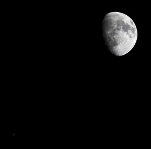 Mond und Spica am 8.6.2014, Kompositaufnahme, Teleskop: TSED503 (50/330 ED Doublet, Kamera: Canon 600D, ISO 800, Mondaufnahme: 1/640s, Spica-Aufnahme: 1/40s
