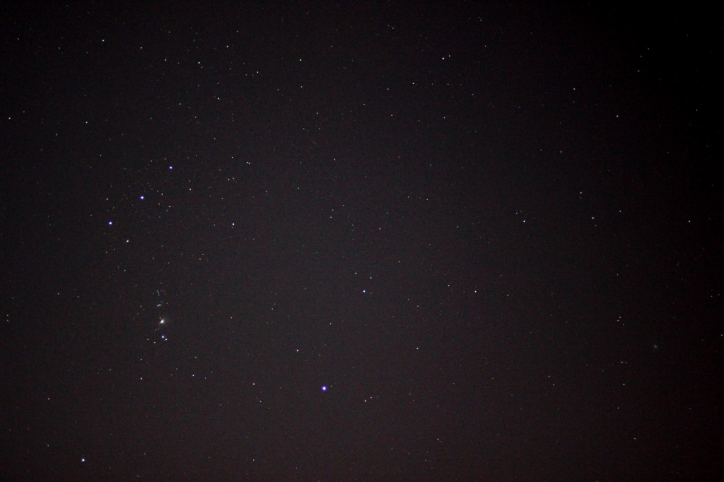 Orion und Komet Lovejoy übver Darmstadt am 5.1.2015, 22:18 MEZ, Canon EOS 600D mit Leica Summicron 50 mm, ISO 6400, Blende 2, 1 Sekunde Belichtungszeit, nicht nachgeführt