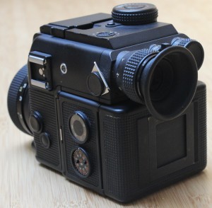 Kleinbild-Spiegelreflexkamera Rolleiflex SL2000F, Rückansicht mit Teleskopsucher über Filmmagazin und Batteriefach