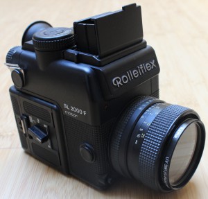 Kleinbild-Spiegelreflexkamera Rolleiflex SL2000F, Ansicht von vorne rechts mit geöffnetem Sucherschacht