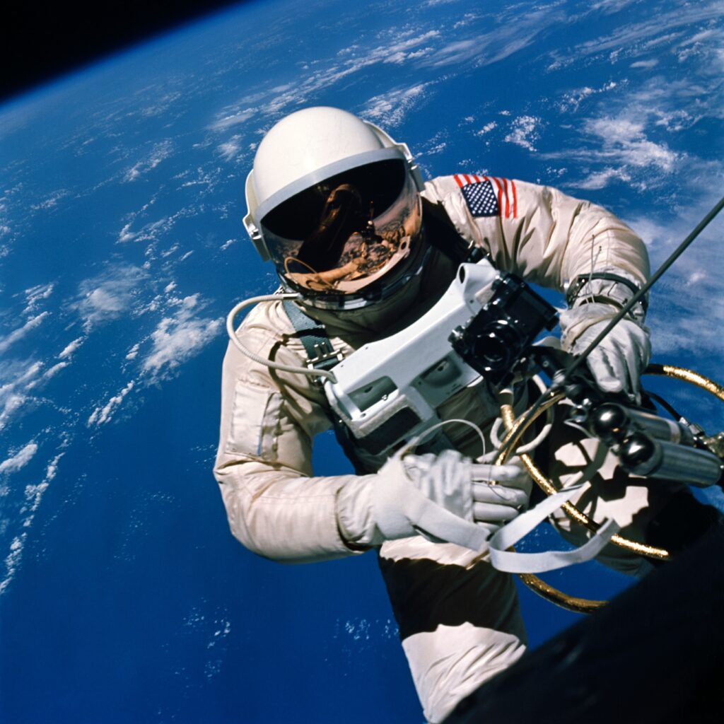 Astronaut Ed White bei seinem Gemini 4-Außenbordeinsatz, aufgenommen von James McDivitt mit der Hasselblad 70mm. In seinen Händen ist die Rückstoßeinheit zu sehen, auf der die Zeiss Ikon Contarex Special fest montiert ist / Quelle: NASA