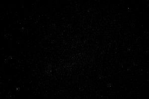 Schwarzweißaufnahme vom Schwan mit Chi Cygni am Abend des 25.6.2014, Canon EOS 600D, Leica Summicron 50 mm, f2, ISO 800, 20 Sekunden, nachgeführt