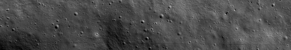 ShadowCam M012728826: Die erste Aufnahme zeit einen 2400 m großen Teil der unteren Wand (oberer Bildteil) und des Bodens des Mondkraters Shackleton am Südpol des Mondes / Quelle: NASA/KARI/Arizona State University